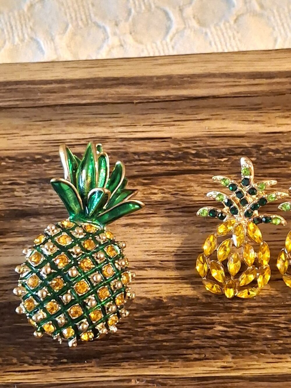 Fashionable On-trend Pineapple Brooch/Pendant with Stud Earrings  NWOT